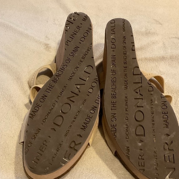 DONALD J Pliner Belle Tan Slide Wedge Sandals Sz 9 - Picture 4 of 7